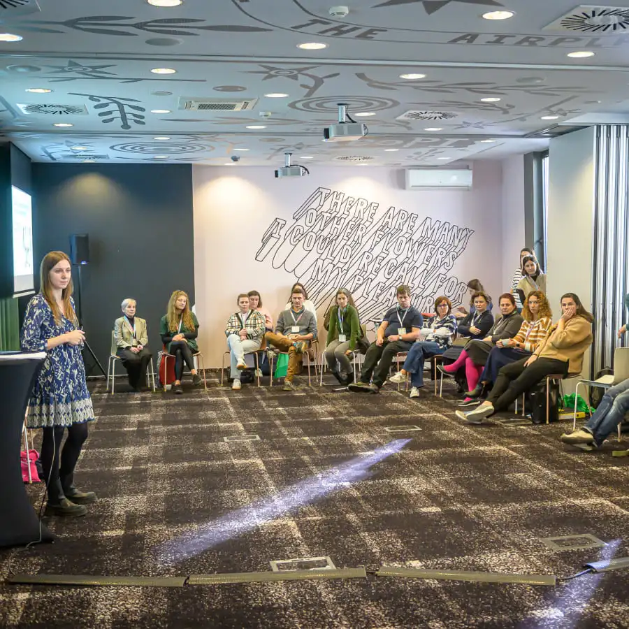 Lektoři Flow4Teaching při workshopu – skupina učitelů sedí v kruhu a naslouchá přednášejícímu